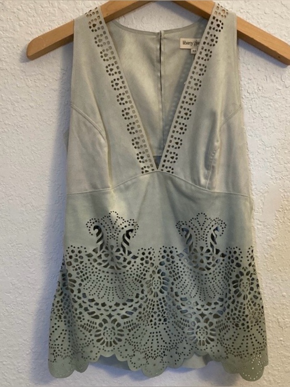 Liberty Garden Lt. Sage Laser-Cut V-Neck Top. Sz XS.  NWT